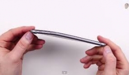 Nhân viên bảo hành Apple từ chối đổi máy iPhone bị bẻ cong